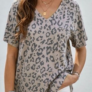 Pocket leopard Tee v neck